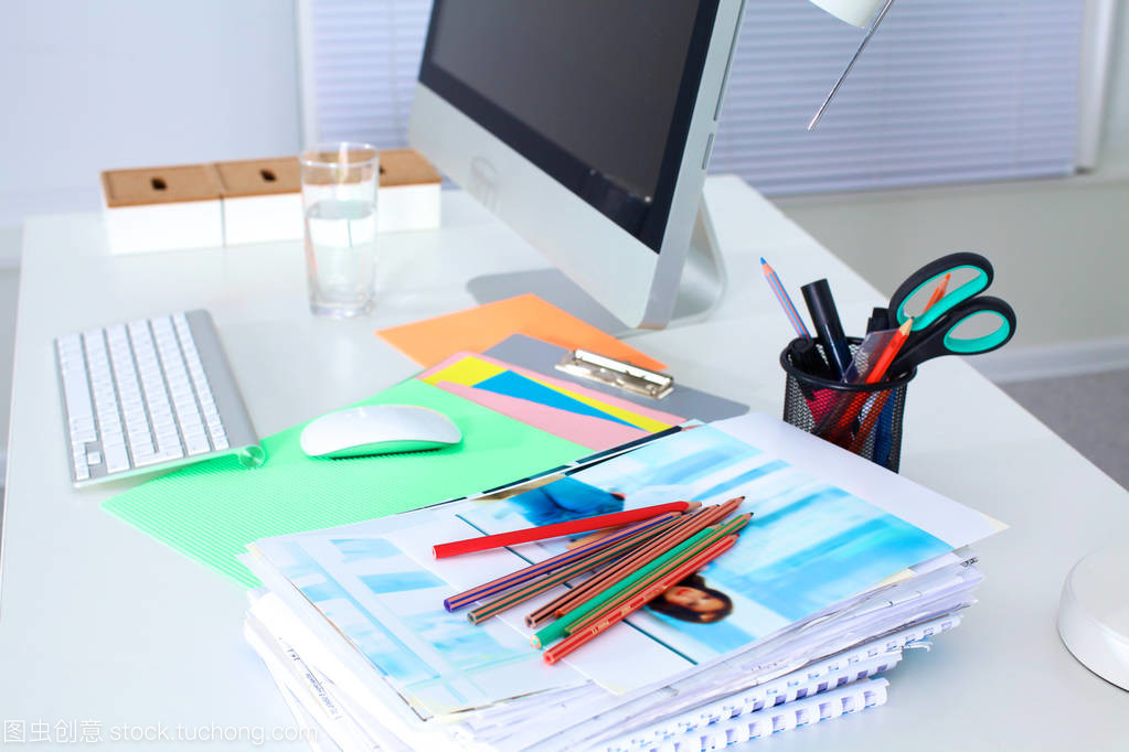 智能科技設計師的辦公桌 融合創意與技術的核心空間